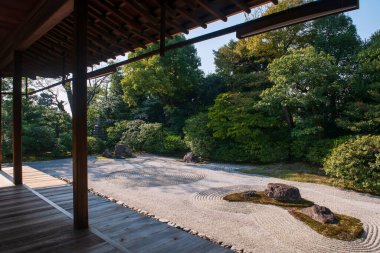 Japonya, Kyoto, Kenninji 'deki Budizm Tapınağı' nın tapınak ahşap balkonundan Japon kaya bahçesi veya kuru manzara manzarası.
