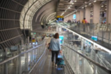 Suvarnabhumi Uluslararası Havaalanı Termimal, Bangkok, Tayland 'daki ayrılış kapısına yürüyen turist görüntüsü.