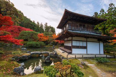 Ginkakuji Tapınağı 'nın gümüş köşkünde güzel sonbahar yaprakları, Kyoto, Japonya. Sonbahar mevsiminde Kansai 'yi gezmek için ünlü bir gezi yeri..