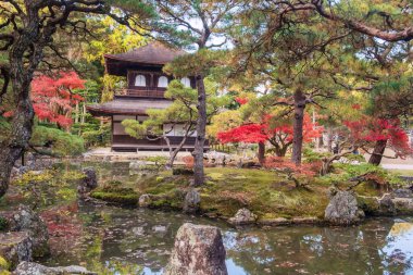 Ginkakuji Tapınağı 'nın gümüş köşkünde sonbaharda Japonya' nın Kyoto şehrindeki gölette gökyüzü yansıması. Sonbahar mevsiminde Kansai 'yi gezmek için ünlü bir gezi yeri..