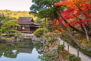 Japonya 'nın Kyoto kentindeki Silver Pavilion Ginkakuji Tapınağı' nda muhteşem bir mimari ve sonbahar bahçesi. Sonbahar mevsiminde Kansai 'yi gezmek için ünlü bir gezi yeri..