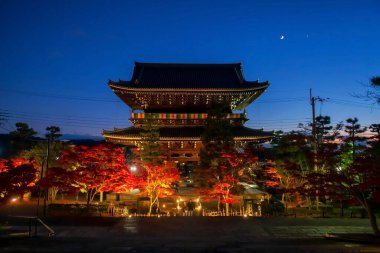 Kurodani Konkai Komyoji Tapınağı dağ kapısında sonbaharda ay ışığı, Kyoto, Japonya. Sonbahar illüzyonu için Kansai 'yi gezmek için ünlü bir tatil beldesi..