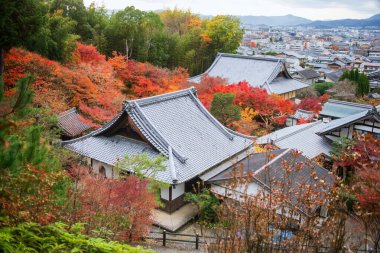 Enkoji Tapınağı 'nın renkli sonbahar yapraklarıyla şehir manzaralı üst manzarası, Kyoto, Japonya. Rinzai Zen Budist mezheplerinin Kansai 'yi sonbahar gezileri için ünlü tatil beldesi..