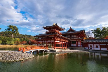 Phoenix Hall of Byodo-In ya da Byodoin Temple Unesco Dünya Mirası Sonbaharda renkli akçaağaç yapraklı, Uji, Kyoto, Japonya. Aralık ayında Kansai 'de turistler için ünlü bir tatil beldesi..