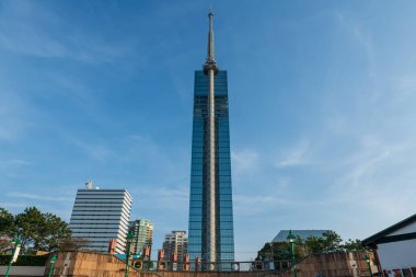 Fukuoka gözlem kulesi Momochi Sahil Parkı 'ndan Japonya' nın Kyushu şehrinde ilkbaharda mavi gökyüzüne karşı. En yüksek binadan gökyüzünün manzarasını görmek için ünlü bir seyahat yeri.