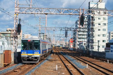 Osaka, Japonya - 12 Aralık 2024: Nankai tren istasyonu Sumiyoshitaisha istasyonundan Namba istasyonuna hareket etmiştir. Bu tren Osaka Namba 'dan Wakayamashi İstasyonu' na gider..