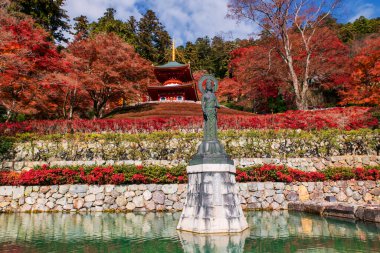 Ganyin heykeli, güzel sonbahar folaj bahçesi ve Katsuo-ji tapınağı tapınağının yanında Aralık ayında, Minoh, Osaka, Japonya. Sonbaharda Kansai 'yi görmek için seyahat yeri. Zafer tapınağı