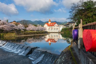 Siebold no Yu ve Sakura tünellerini Ureshino parkında mavi gökyüzü, Saga, Kyushu, Japonya 'ya karşı görmek için renkli bir kalp. Kaplıcaları olan ünlü spa merkezleri.