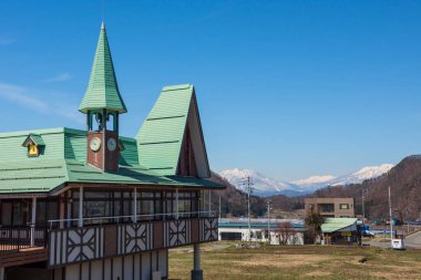 Güzel kilise ve orta alpler Kiso dağına karşı Shibu onsen kasabası, Yamanouchi, Nagano, Japonya 'da mavi gökyüzü. Kar maymunu parkı, kayak ve kaplıcalara yolculuk