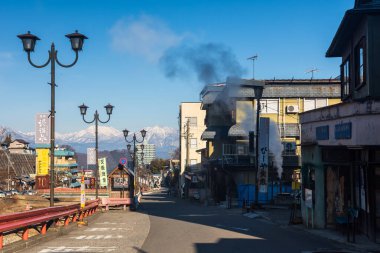 Shibu Onsen kasabası, Yamanouchi 'de Kiso Dağı' nın merkezinde küçük sıcak bir kaynak. Dar sokaklar boyunca çeşitli geleneksel ryokanlar.