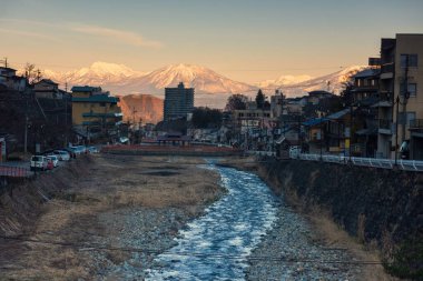 Shibu onsen kasabası, gün doğumunda Kiso dağının merkezi Alpleri, Nagano. Şehir kaplıcalarıyla ve Jigokudani maymun kar parkıyla ünlüdür..