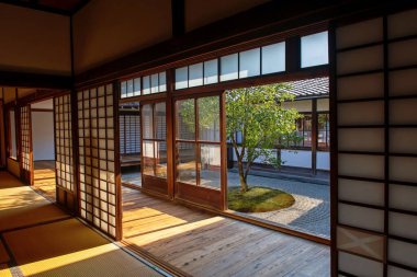 Kenninji Tapınağı ahşap koridor terası Aralık ayında Japonya 'nın Kyoto şehrinde, dilim kapısından ışık gölgesi olan taş bahçesini görmek için. Özellikle sonbahar mevsiminde Kansai 'de ünlü bir seyahat yeri..