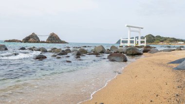 Torii kapısı ve Sakurai Futamigaura Itoshima, Fukuoka Bölgesi, Japonya 'da birkaç taş. Itoshima 'da ünlü bir seyahat merkezi ya da turistik bir yerdir..