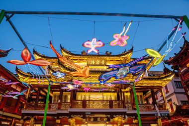 Güzel Yuyuan bahçe alışveriş merkezi alacakaranlıkta ışıldıyor. Manzara ve alışveriş merkezinin ünlü seyahat yeri.