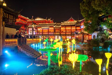Güzel Yuyuan bahçe alışveriş merkezi ve yapay nilüfer ya da nilüfer çiçekleri geceleri ışıldar. Manzara ve alışveriş merkezinin ünlü seyahat yeri.