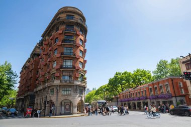 Turistler Wukang yolunda yürüyor ve Xuhui Bölgesi 'ndeki eski konak binasını ziyaret ediyorlar. Şehrin eski Fransız imtiyaz bölgesini gezmek için ünlü bir seyahat merkezi..