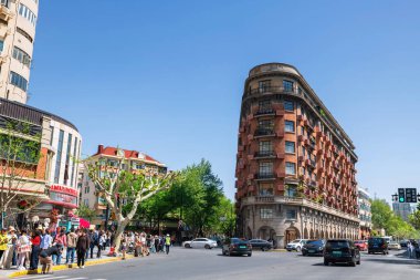 Turistler Xuhui Bölgesi 'ndeki Wukang yolunu ve mavi gökyüzündeki konak binasını ziyaret ediyorlar. Şehrin eski Fransız imtiyaz bölgesini gezmek için ünlü bir seyahat merkezi..