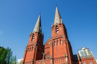 St. Ignatius Xujiahui Katedrali Şangay, Çin 'de mavi gökyüzüne karşı. Baharda Şangay Piskoposu 'nun yeri ve katedralin ünlü seyahat yeri..