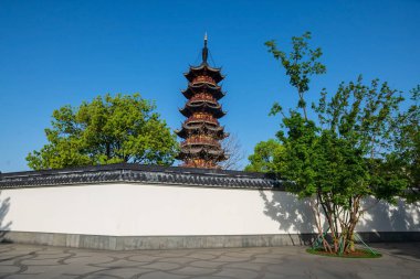 Longhua tapınağı pagoda uçaksavar topu kulesi olarak mavi gökyüzüne karşı beyaz duvar, Şangay, Çin. Song Hanedanlığı 'nın mimari tasarımı Maitreya Buddha' ya adanmıştır..