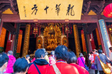 Çin halkı Longhua Tapınağı 'ndaki kutsal altın Buda heykeli. Maitreya Buddha 'nın ünlü Budist tapınağı, Song hanedanlığının mimari tasarımı..