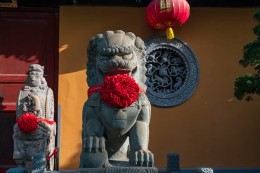 Çin İmparatorluğu Koruyucu Aslanı Şangay, Çin 'deki Longhua tapınağında. Maitreya Buddha 'nın ünlü Budist tapınağı, Song hanedanlığının mimari tasarımı..