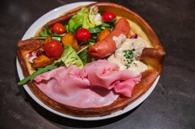 Sosisli, jambonlu, sebzeli, domatesli, peynirli gözleme. Kafe ve restoranda gıda endüstrisi.
