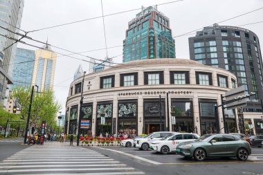 Nanjing Road West 'teki Starbuck Reserve Roastery' de. Ünlü seyahat merkezi ve burası da dünyanın en büyük ikinci şubesi..
