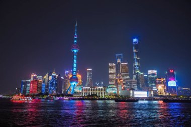 Pudong şehir merkezindeki Huangpu nehrinden Doğu İnci Kulesi manzaralı Bund 'da Şanghay silueti. Modern dünyayı görmek için ünlü bir seyahat yeri..