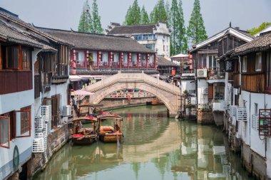 Şangay, Çin - 10 Nisan 2025: Köprüden şehir tanrısı tapınağına, Zhujiajiao su kasabası, Qingpu Bölgesi 'ne turist ahşap tekne limanı. Çin 'in Venedik' i olarak bilinen ünlü seyahat yeri.