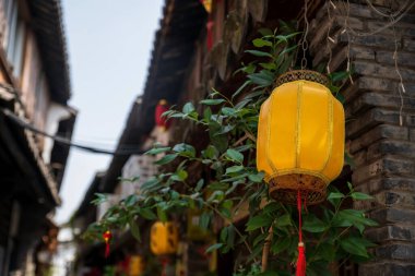 Sarı fener Çin 'in Şangay bölgesindeki Zhujiajiao su kasabasının koruma evlerinde asılı. Çin 'in Venedik' i olarak bilinen ünlü seyahat yeri.