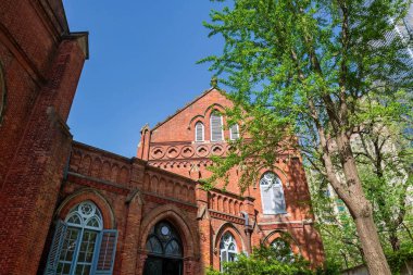 St. Ignatius Xujiahui Katedrali Şangay 'da mavi gökyüzüne karşı. Baharda Şangay Piskoposu 'nun yeri ve katedralin ünlü seyahat yeri..