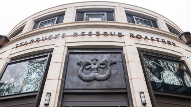 Starbucks Reserve Roastery deniz kızı logosu Nanjing Road West 'te. Ünlü seyahat merkezi ve burası da dünyanın en büyük ikinci şubesi..