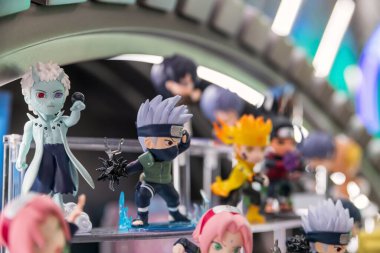 Obito ve Kakashi Hatake Figures, Mangekyo Sharingan ve Chidori ile Nanjing Doğu Yolu 'ndaki Pop Mart bayrak mağazasında. Meşhur Japon mangası.