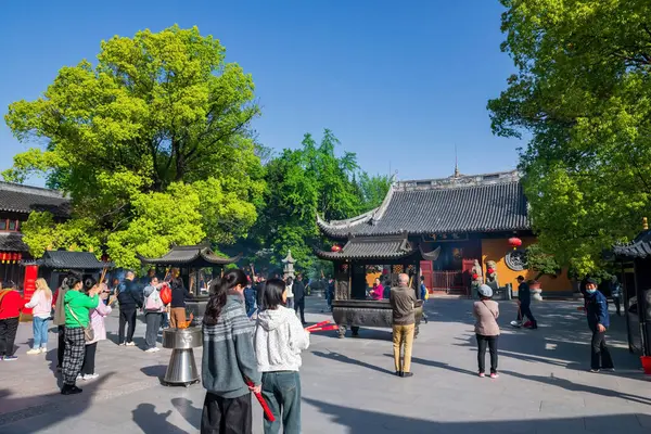 Çin 'in kutsal Buda heykeli tütsü ya da tütsü çubuğuyla Longhua tapınağında. Maitreya Buddha 'nın ünlü Budist tapınağı, Song hanedanlığının mimari tasarımı.