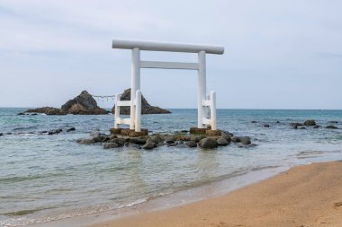 Beyaz torii kapısı ve Sakurai Futamigaura çift taşları, Itoshima, Fukuoka Bölgesi, Japonya. Ünlü seyahat yeri ya da turistik yerler.