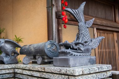Shachihoko, Japonya 'daki Arashiyama, Kyoto' daki Adashino Nenbutsuji tapınağının duvarında kaplan başlı hayali balık. Sonbaharda Kansai 'yi gezmek için ünlü bir tatil beldesi..