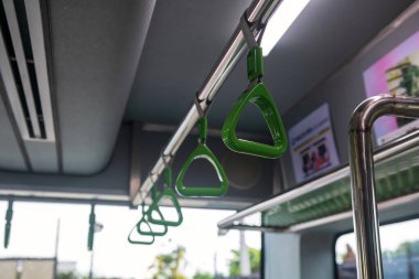 Yeşil tutucu. JR Yamanote treni, Tokyo, Japonya.