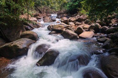 Chanthaburi, Tayland 'daki Phlio Ulusal Parkı' nda çağlayan şelale hareketi. Tayland ya da Siyam 'ın doğusunda ünlü bir seyahat merkezi..