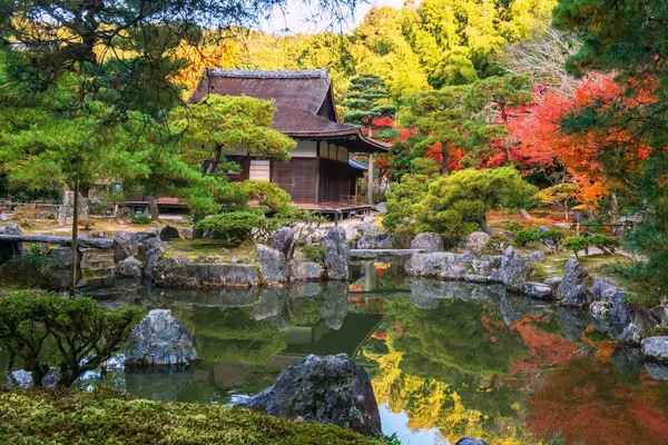 Japonya 'nın Kyoto kentindeki Silver Pavilion Ginkakuji Tapınağı' ndaki gölete yansıyan muhteşem bina ve sonbahar bahçesi manzarası. Kansai 'yi sonbaharda gezmek için turistik bir yer..