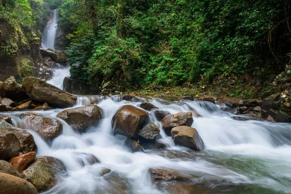 Chanthaburi, Tayland 'daki Phlio Ulusal Parkı' ndaki kayalıklardan geçen güzel hareketli şelale. Tayland ya da Siyam 'ın doğusunda ünlü bir seyahat merkezi..