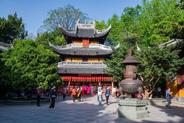 Çinliler Longhua tapınağındaki Drum Tower 'ı kutsadı. Maitreya Buddha 'nın ünlü Budist tapınağı, Song hanedanlığının mimari tasarımı..