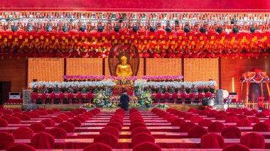 Çinli adam Çin, Şangay 'daki Longhua tapınağında altın Buda heykelini kutsadı. Maitreya Buddha 'nın ünlü Budist tapınağı, Song hanedanlığının mimari tasarımı..