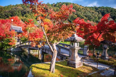 Hojo Gölü 'nden Eikando Zenrinji Tapınağı' nın ufuk çizgisi yansıması Kyoto, Japonya 'ya uzanan renkli sonbahar ağacı tüneli. Sonbaharda Kansai 'yi gezmek için turistik bir yer..