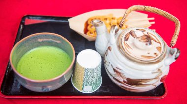 Japonya 'nın Kyoto kentinde sonbaharda Eikando Zenrinji Tapınağı' nda sıcak kibrit yeşil çay, çaydanlık ve Japon Dango. Tatlıyı ye ve sonbaharda momijinin tadını çıkar..