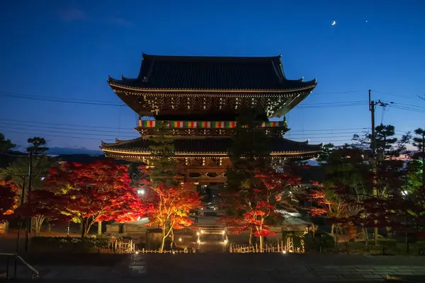 Konkai Komyo-ji Tapınağı 'nın Niomon dağ kapısı. Renkli akçaağaç yaprağı ışığı sonbaharda alacakaranlıkta, Kyoto, Japonya' da parlıyor. Sonbahar illüzyonu için Kansai 'yi gezmek için ünlü bir tatil beldesi..