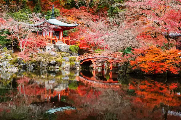 Daigo-ji tapınağındaki Diagoji Pavyonu ve köprüsü renkli bir sonbahar ve Japonya 'nın Kyoto nehri üzerinde yansıması. Aralık 'ta Kansai' de turist turizminin son durağı.