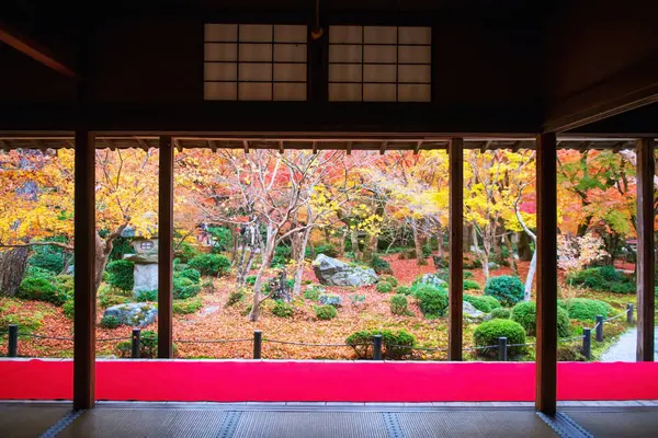 Japonya, Kyoto 'da Enkoji Tapınağı' ndan kırmızı halı balkonlu Japon sonbahar bahçesi manzarası. Rinzai Zen Budist mezheplerinin Kansai 'yi sonbahar gezileri için ünlü tatil beldesi..