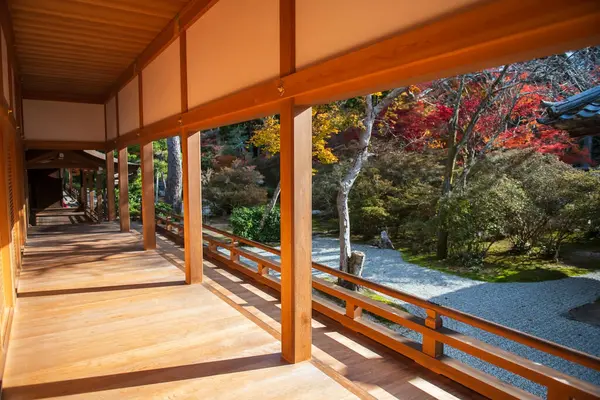 Manshuin Monzeki Tapınağı 'nın ahşap terası güzel bir sonbahar yaprağı renginde, Kyoto, Japonya. Sonbahar sezonunda Kansai 'yi gezmek için ünlü bir tatil beldesi..