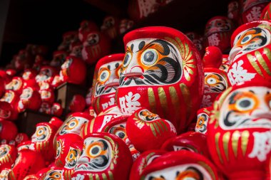 Japonya, Minoh, Osaka 'daki Katsuo-ji Tapınağı' nın raf dekorunda büyük Daruma bebekleri. Sonbaharda Kansai 'yi görmek için seyahat yeri. Zafer tapınağı