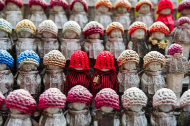 Hase-dera ya da Hasedera Tapınağı, Sakurai, Nara, Japonya 'nın renkli örgü şapkalı Jizu heykelleri. Aralık 'ta Kansai' de turist turizminin son durağı.
